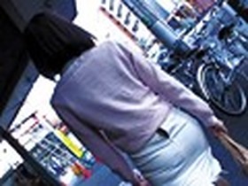 電車・ファミレス・駅・カフェ・ド○キ…公然にもかかわらず男のスケベ視線を意識してジッパー半開きで歩いてるOL/口元ベッタベタにしてアイスを〜 サンプル動画サムネイル